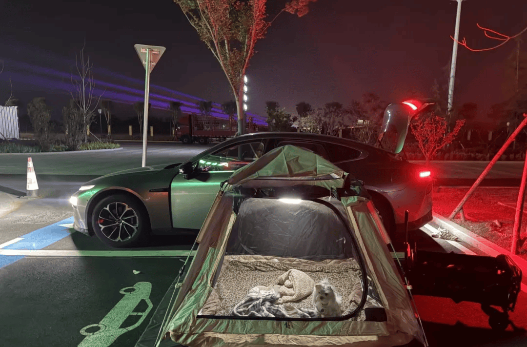 庆期间年轻人旅行掀起“帐篷过夜”热潮不朽情缘mg网址不住酒店住帐篷！国(图1)