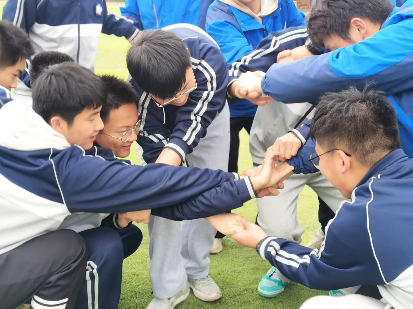 ：开设户外团体心理课不朽情缘mg海头高中(图2)