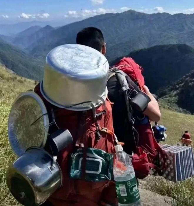 徒步人登山喜欢带着活鸡？不朽情缘平台登录入口为何(图2)