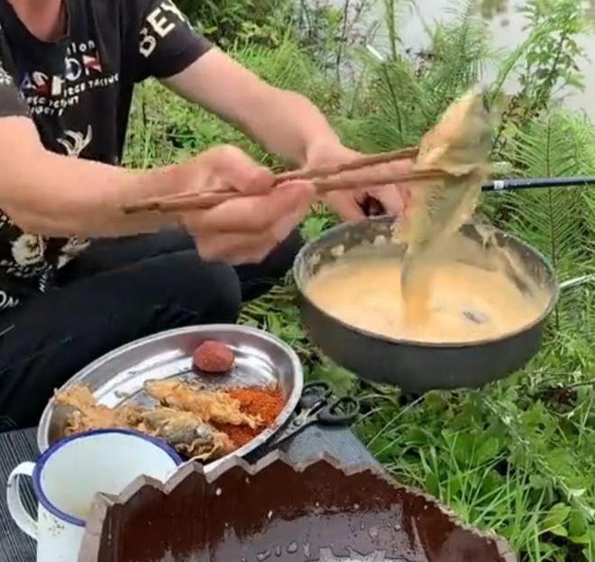 徒步人登山喜欢带着活鸡？不朽情缘平台登录入口为何(图5)