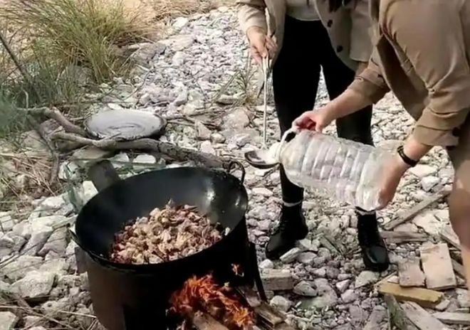 徒步人登山喜欢带着活鸡？不朽情缘平台登录入口为何(图7)